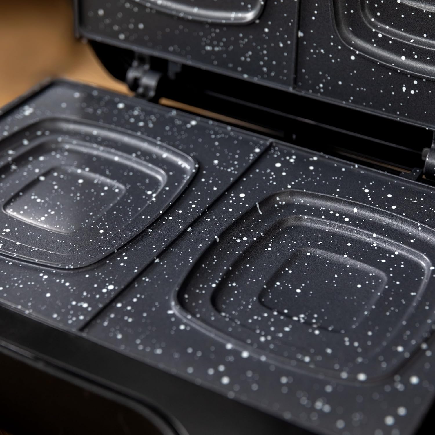 Cecotec - Rock'nToast Square - gaufrier compact inox 800W, plaques antiadhésives, revêtement pierre