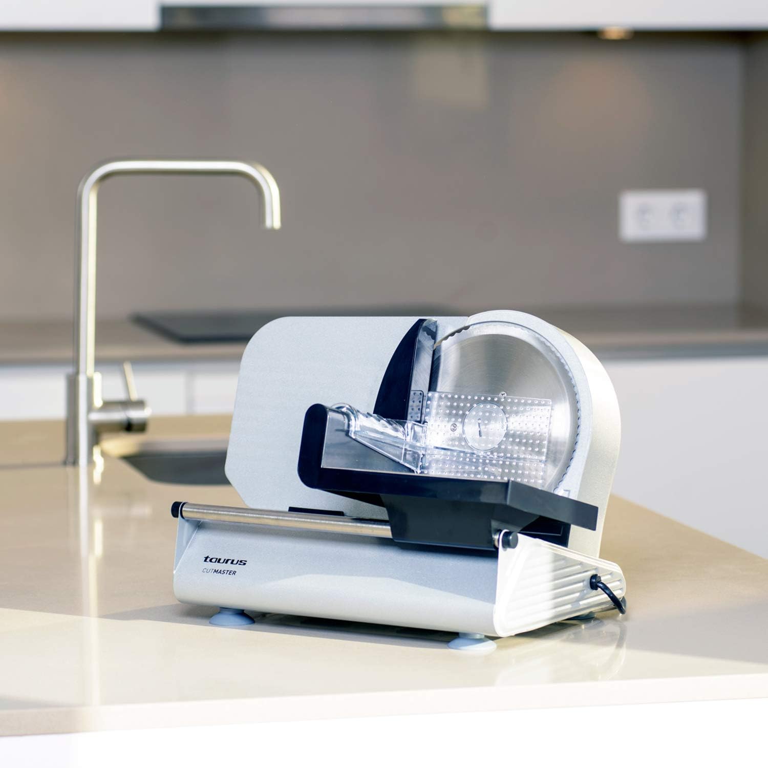 Taurus - Cutmaster - 19 cm - trancheuse électrique 150W, découpe 1-15 mm, table pliante