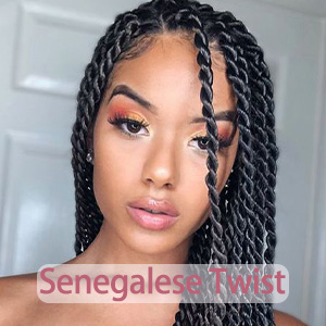 Gros plan d'une coiffure comportant de fines tresses ou torsades en forme de corde. Le texte superposé indique « Senegalese Twist »