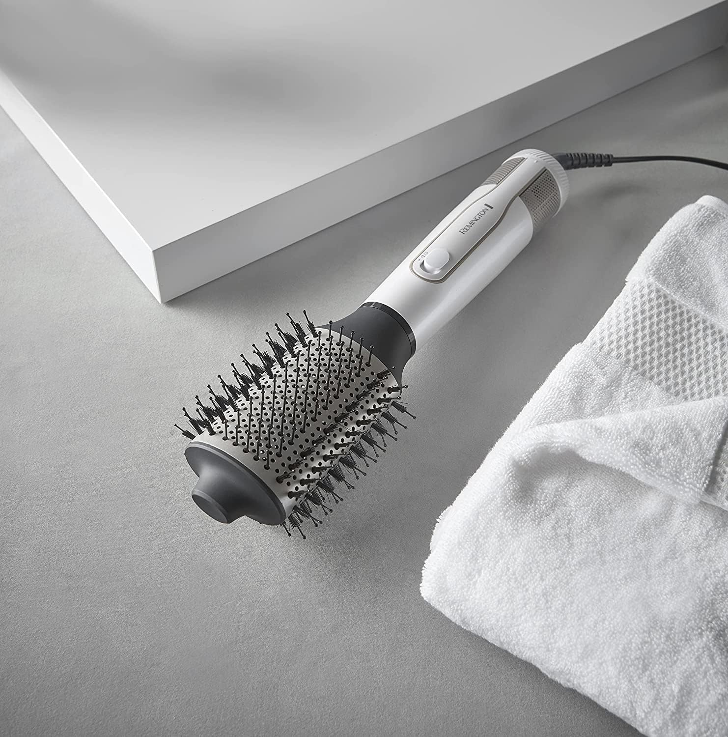 Remington - Brosse soufflante Hydraluxe - 1200W, 3 températures, céramique, ionique - AS8901