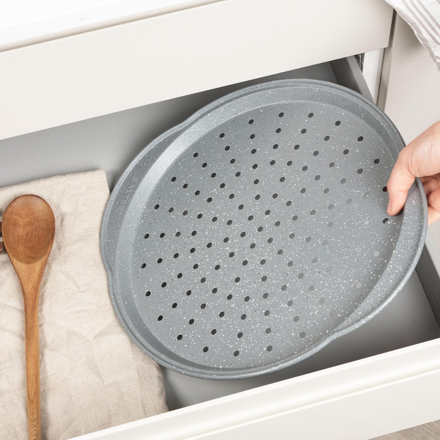 Salter - Plat à pizza Marblestone 37cm - antiadhésif, perforé, poignées, cuisson homogène